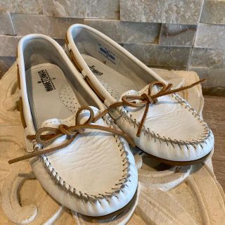 ミネトンカ(Minnetonka)のMINNETONKA ミネトンカ　モカシン　ホワイト　25.5-26.0(スリッポン/モカシン)