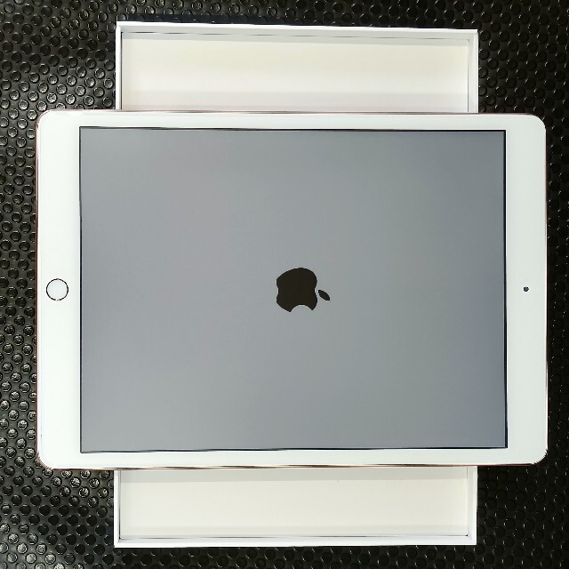 iPad(アイパッド)のApple iPad 第８世代 2022/06/22 公式保証 色 GOLD スマホ/家電/カメラのPC/タブレット(タブレット)の商品写真