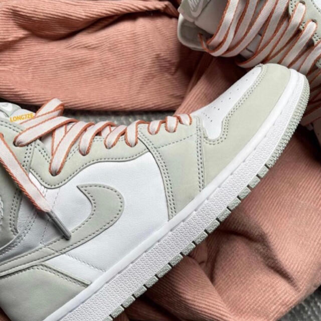 NIKE(ナイキ)のNIKE WMNS AIR JORDAN 1 HIGH Seafoam  28㎝ メンズの靴/シューズ(スニーカー)の商品写真