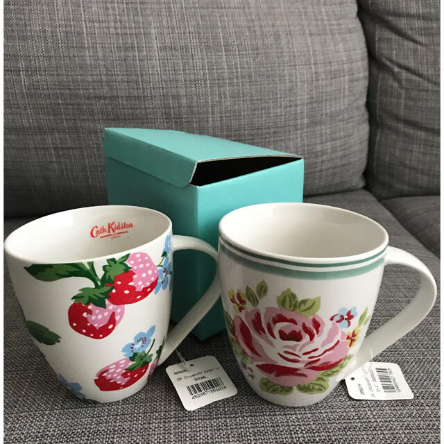 Cath Kidston(キャスキッドソン)の(ミオママ様売約済)キャスキッドソン♡マグカップ薔薇とストロベリー2個セット インテリア/住まい/日用品のキッチン/食器(グラス/カップ)の商品写真