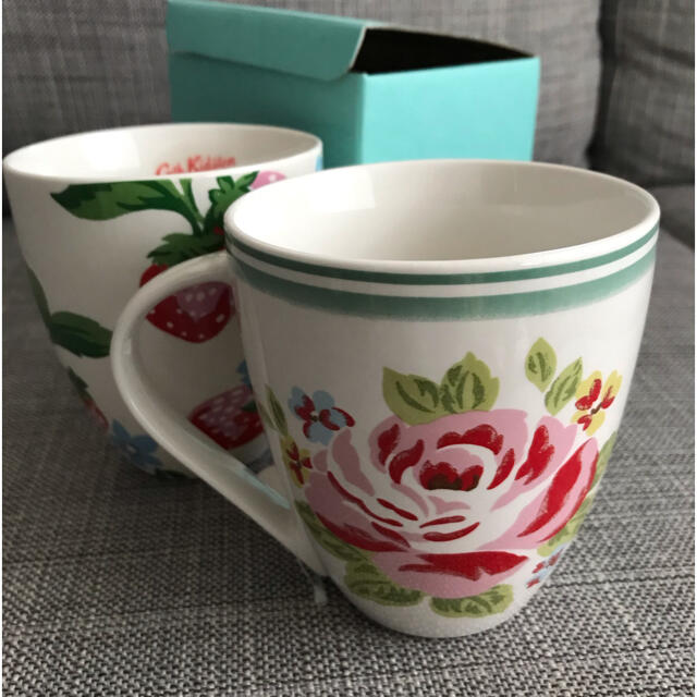 Cath Kidston(キャスキッドソン)の(ミオママ様売約済)キャスキッドソン♡マグカップ薔薇とストロベリー2個セット インテリア/住まい/日用品のキッチン/食器(グラス/カップ)の商品写真