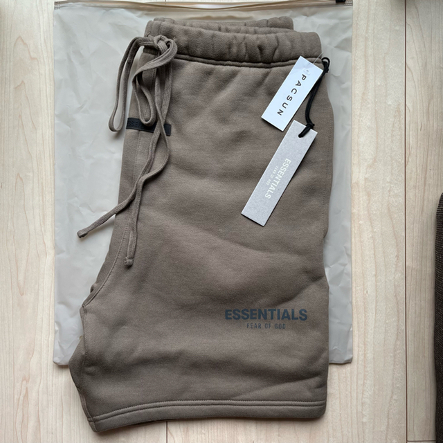 FEAR OF GOD(フィアオブゴッド)のS / ESSENTIALS Sweatshorts Harves② メンズのパンツ(ショートパンツ)の商品写真