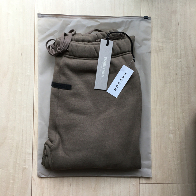 FEAR OF GOD(フィアオブゴッド)のS / ESSENTIALS Sweatpants Harvest(Taupe) メンズのパンツ(その他)の商品写真