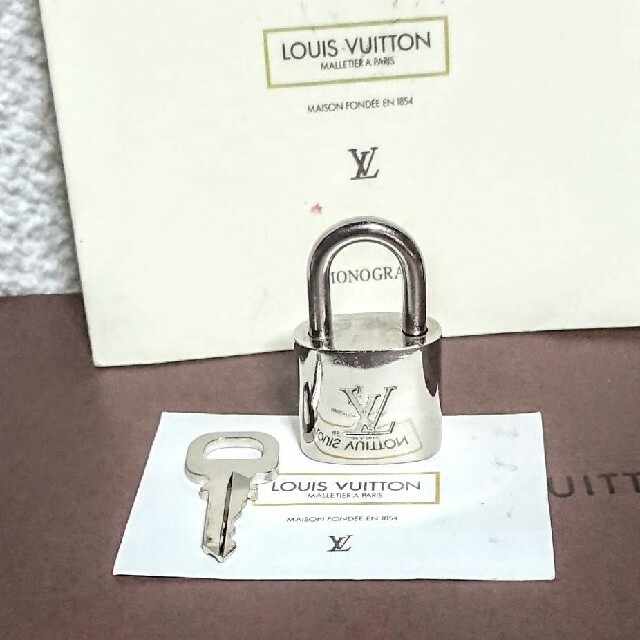 LOUIS VUITTON(ルイヴィトン)のルイヴィトン シルバー カデナ南京錠、鍵付き！ メンズのアクセサリー(ネックレス)の商品写真