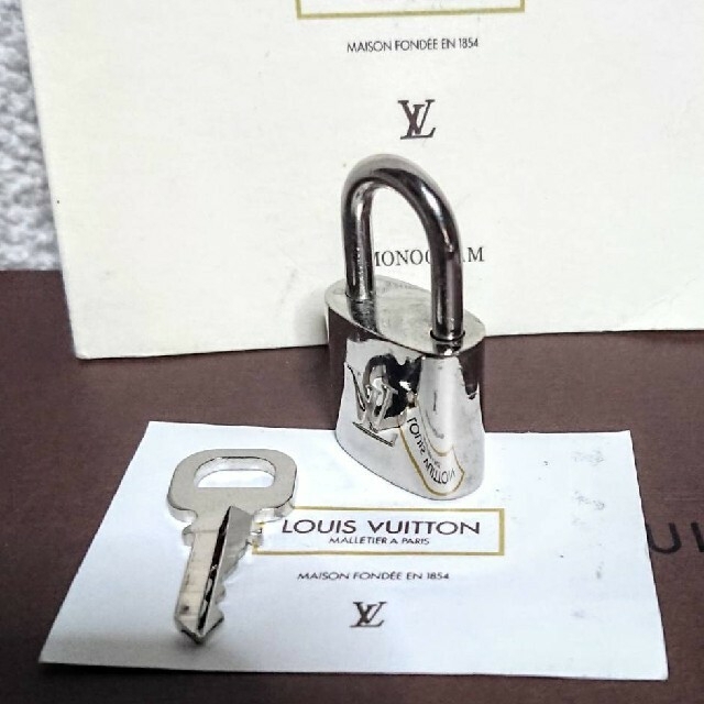 LOUIS VUITTON(ルイヴィトン)のルイヴィトン シルバー カデナ南京錠、鍵付き！ メンズのアクセサリー(ネックレス)の商品写真