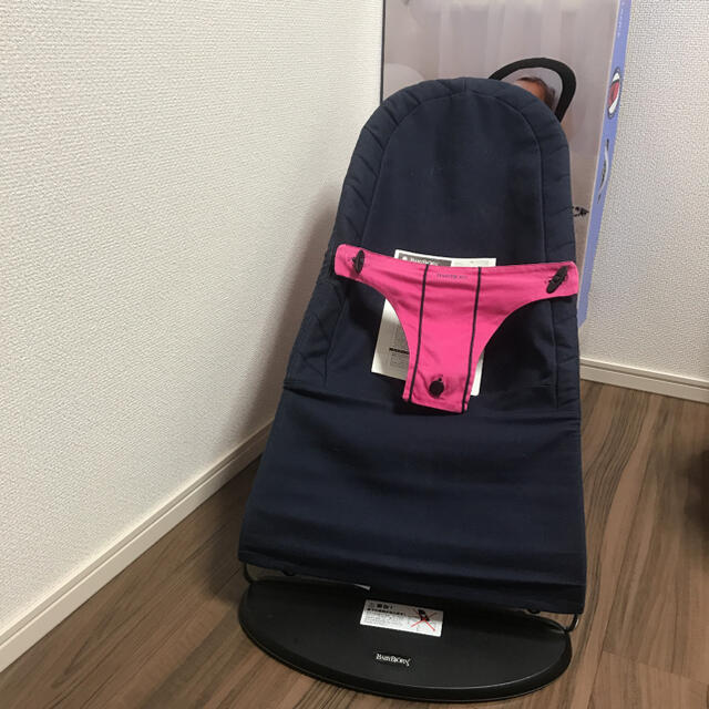 BABYBJORN(ベビービョルン)のBABYBJORN  ベビービョルン　バウンサー　ピンク×ネイビーリバーシブル キッズ/ベビー/マタニティの寝具/家具(その他)の商品写真