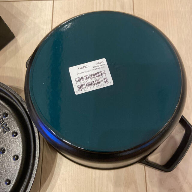 STAUB(ストウブ)の【新品未使用】staub 22cm ピコ　ココットラウンド　ブラック インテリア/住まい/日用品のキッチン/食器(鍋/フライパン)の商品写真