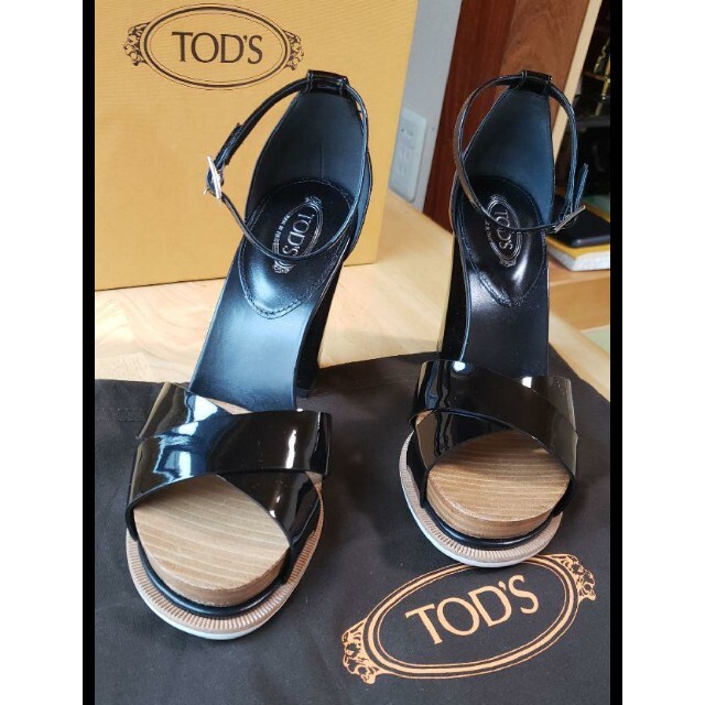 TOD'S(トッズ)の【新品】TOD'S　レザーハイヒール　ブラックエナメル　23.0cm レディースの靴/シューズ(ハイヒール/パンプス)の商品写真