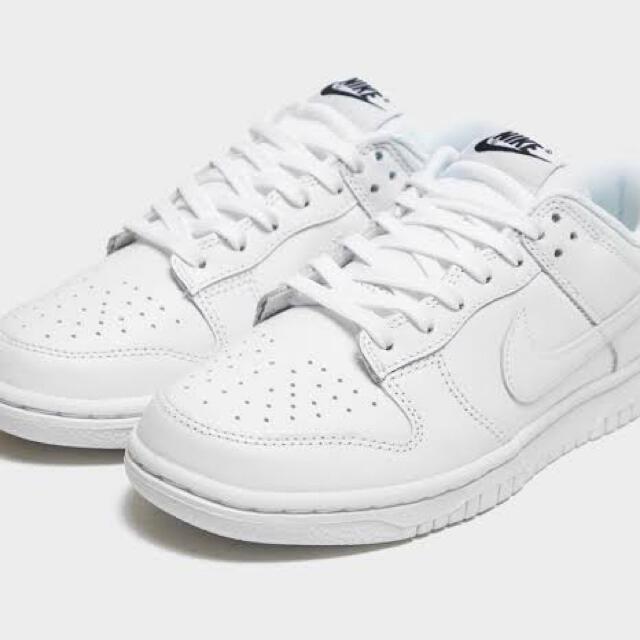 NIKE(ナイキ)のNIKE WMNS DUNK LOW "TRIPLE WHITE" レディースの靴/シューズ(スニーカー)の商品写真