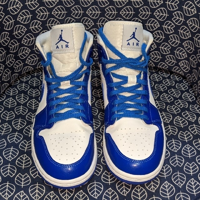 NIKE(ナイキ)のNIKE WMNS AIR JORDAN 1 MID  レディースの靴/シューズ(スニーカー)の商品写真