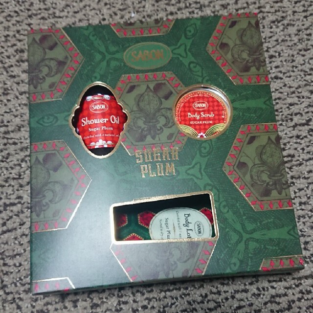 SABON(サボン)のSABON クリスマスコフレ トリオ シュガープラム 限定 サボン コスメ/美容のボディケア(ボディスクラブ)の商品写真