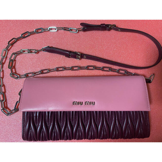 miumiu(ミュウミュウ)のMIU MIUマテラッセ財布　チェーンバッグ レディースのファッション小物(財布)の商品写真