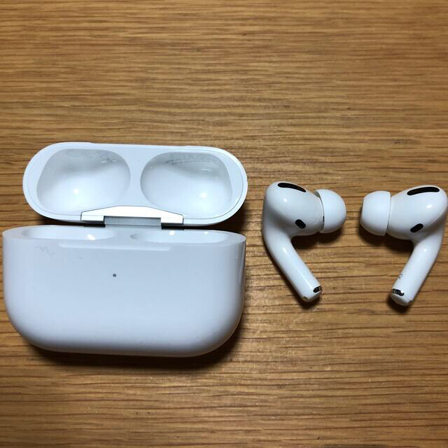 Apple(アップル)のApple AirPodsプロ 保証書付 付属品有  スマホ/家電/カメラのオーディオ機器(ヘッドフォン/イヤフォン)の商品写真