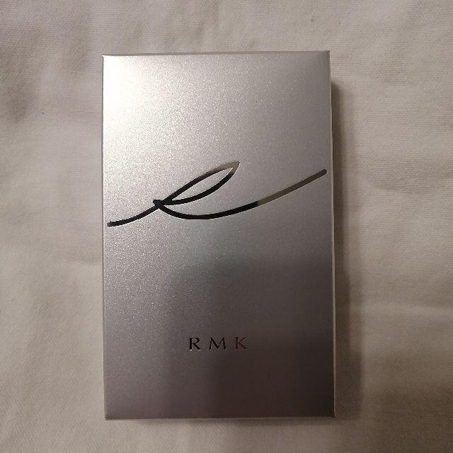 RMK(アールエムケー)の【新品】RMK シルクフィット フェイスパウダー 01 ブラシ付き コスメ/美容のベースメイク/化粧品(フェイスパウダー)の商品写真