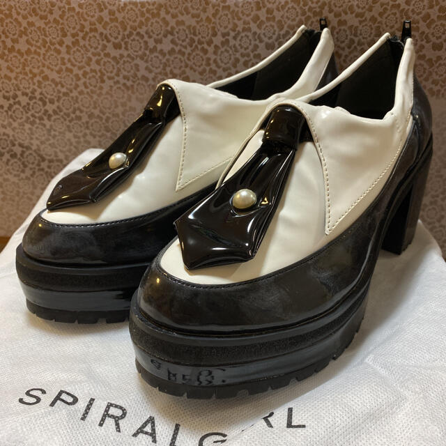 SPIRAL GIRL(スパイラルガール)のスパイラルガール　厚底　シューズ　靴　エナメル質 レディースの靴/シューズ(ローファー/革靴)の商品写真