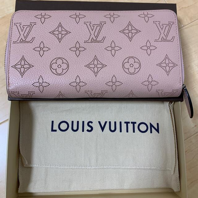 LOUIS VUITTON(ルイヴィトン)のルイヴィトン  LV ヴィトン マヒナ ジッピー・ウォレット マグノリア レディースのファッション小物(財布)の商品写真