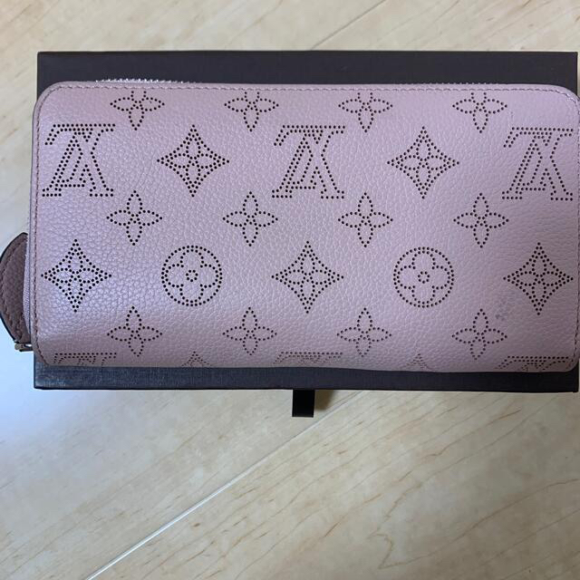 LOUIS VUITTON(ルイヴィトン)のルイヴィトン  LV ヴィトン マヒナ ジッピー・ウォレット マグノリア レディースのファッション小物(財布)の商品写真