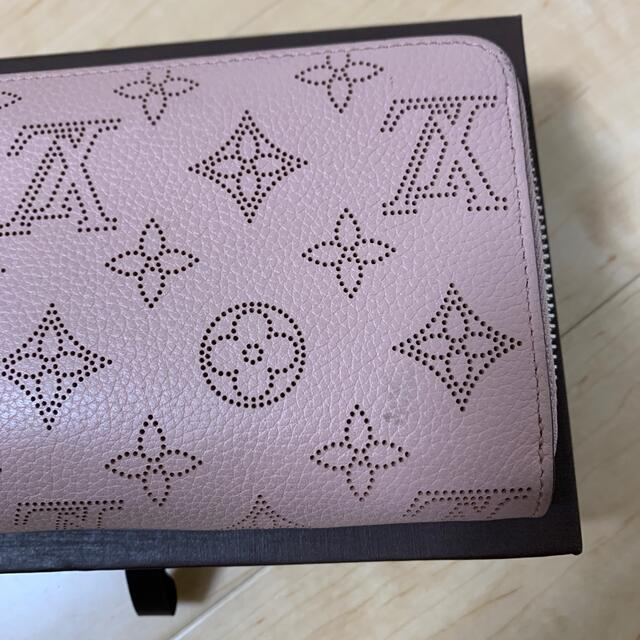 LOUIS VUITTON(ルイヴィトン)のルイヴィトン  LV ヴィトン マヒナ ジッピー・ウォレット マグノリア レディースのファッション小物(財布)の商品写真