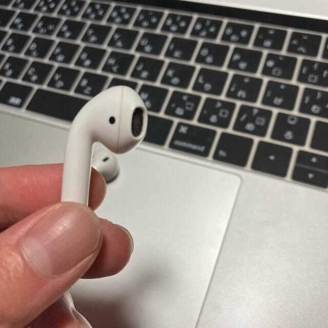 Apple(アップル)の第2世代AirPods 左右両耳イヤホンのみ スマホ/家電/カメラのスマホアクセサリー(ストラップ/イヤホンジャック)の商品写真