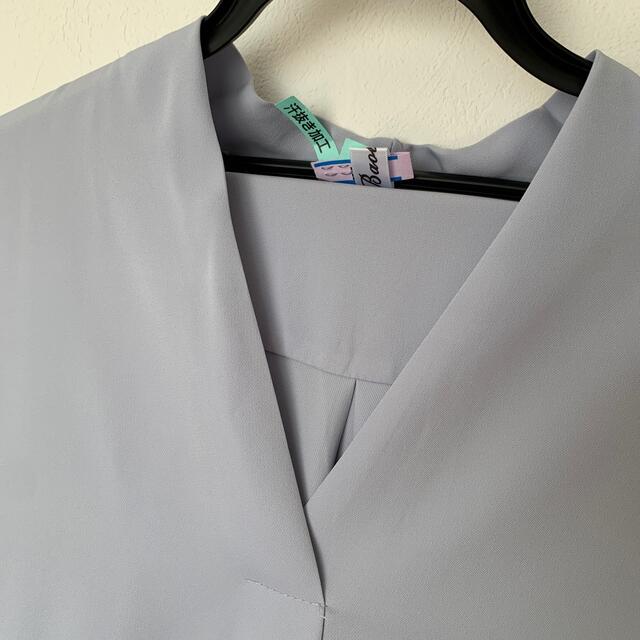 長袖Ｖネックブラウス（淡いグレー） レディースのトップス(シャツ/ブラウス(長袖/七分))の商品写真
