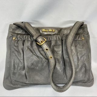 ミュウミュウ(miumiu)のMIUMIU コンパクトショルダーバッグ(ショルダーバッグ)