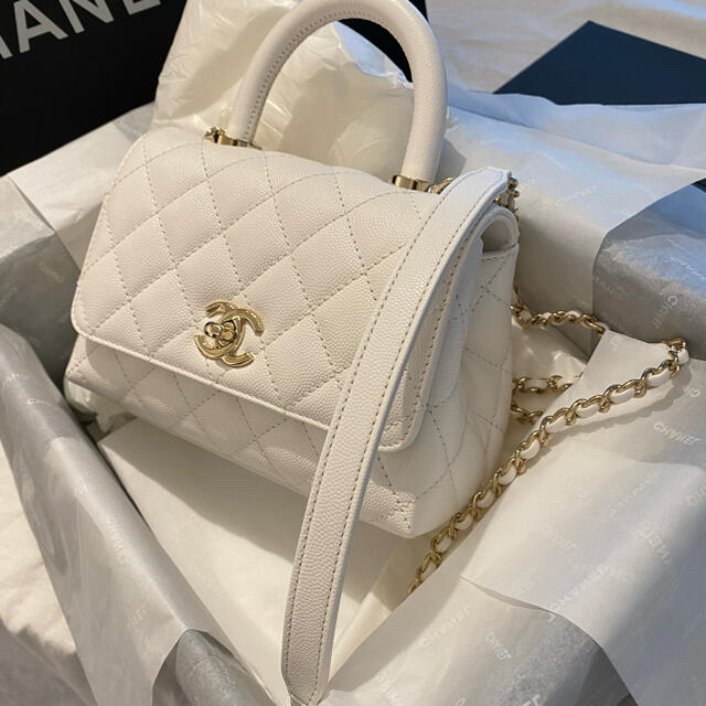 CHANEL(シャネル)のCHANEL ココハンドル 新品未使用　XXS  白　エクストラミニ　シャネル レディースのバッグ(ハンドバッグ)の商品写真