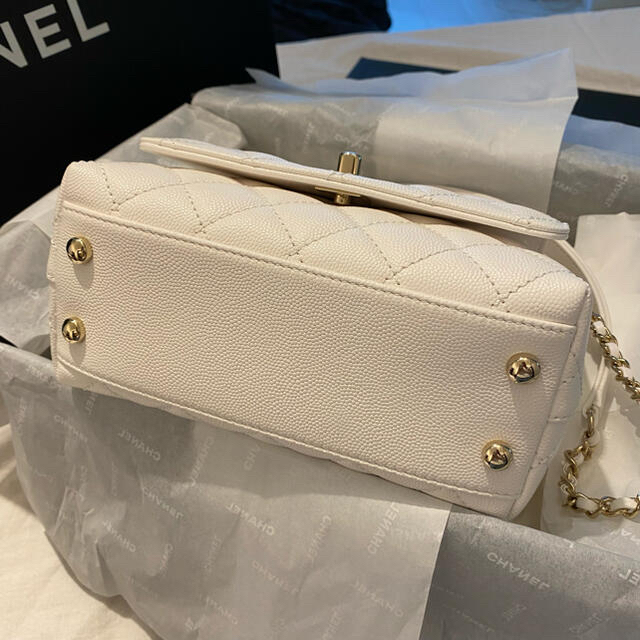 CHANEL(シャネル)のCHANEL ココハンドル 新品未使用　XXS  白　エクストラミニ　シャネル レディースのバッグ(ハンドバッグ)の商品写真