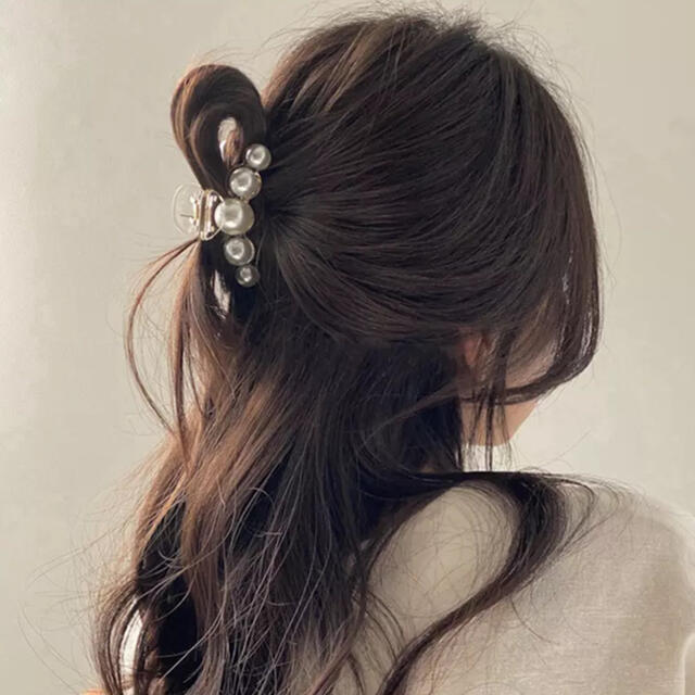 【新品未使用】韓国　パール　バレッタ　ヘアクリップ　♡♡ 7cm ♡♡⑥ レディースのヘアアクセサリー(バレッタ/ヘアクリップ)の商品写真