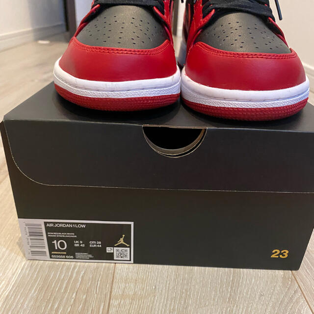 NIKE(ナイキ)のナイキ エアジョーダン1 赤 LOW NIKE AIR JORDAN1 RED メンズの靴/シューズ(スニーカー)の商品写真