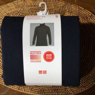 ユニクロ(UNIQLO)の未使用新品　ユニクロ　超極暖　メンズ　S 紺　長袖　UNIQLO  ヒートテック(その他)