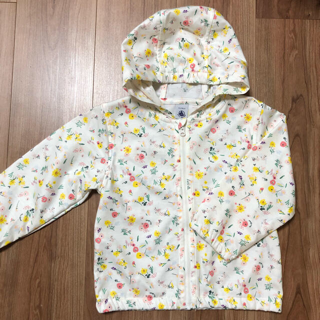 PETIT BATEAU(プチバトー)のプチバトー ウィンドブレーカー 花柄 24m キッズ/ベビー/マタニティのキッズ服女の子用(90cm~)(ジャケット/上着)の商品写真