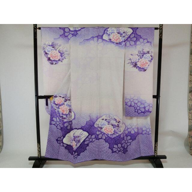 Ｓお仕立て上がり正絹振袖　白、紫色地に花柄　絞り入り レディースの水着/浴衣(振袖)の商品写真