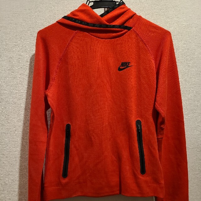 NIKE(ナイキ)のナイキ　パーカー　赤　M　S　レディース レディースのトップス(パーカー)の商品写真