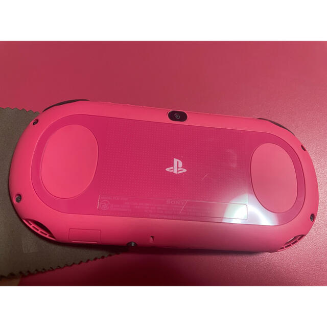 PlayStation Vita(プレイステーションヴィータ)のvita ピンクブラック　比較的良品　1 エンタメ/ホビーのゲームソフト/ゲーム機本体(携帯用ゲーム機本体)の商品写真