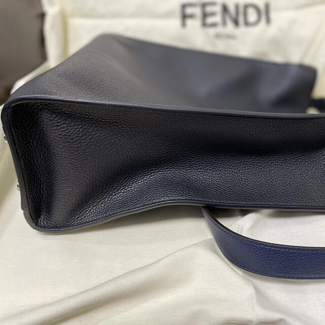 FENDI(フェンディ)のピーカブー　エックスライトフィット　ブルー メンズのバッグ(トートバッグ)の商品写真