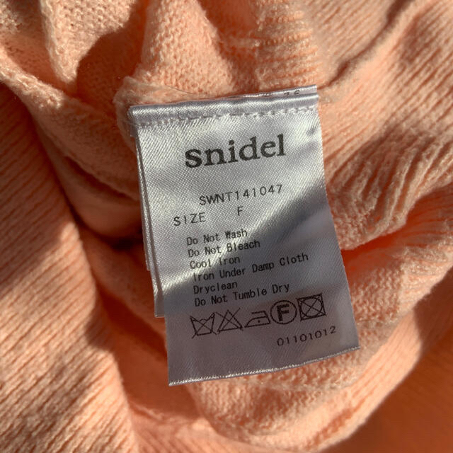SNIDEL(スナイデル)のスナイデル　クリスタルビジューボタンカーディガン レディースのトップス(カーディガン)の商品写真