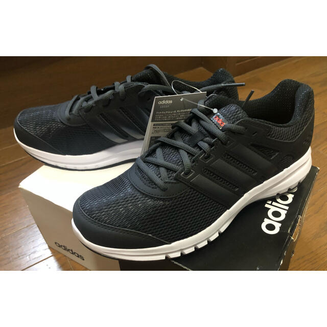 【未使用タグ付】adidasスニーカー黒色　26㎝