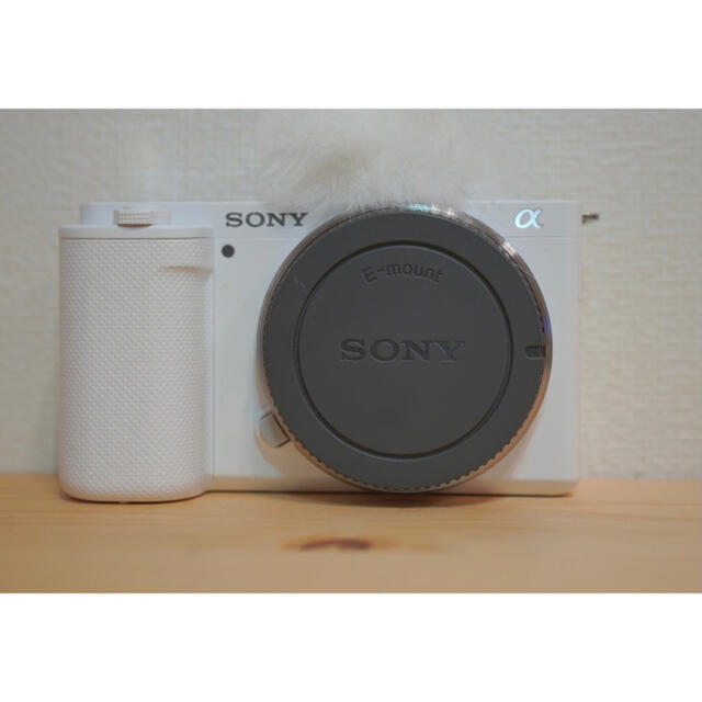 SONY(ソニー)の【ほぼ未使用】ソニー　VLOGCAM  ZV-E10 ホワイト　ボディ スマホ/家電/カメラのカメラ(ミラーレス一眼)の商品写真