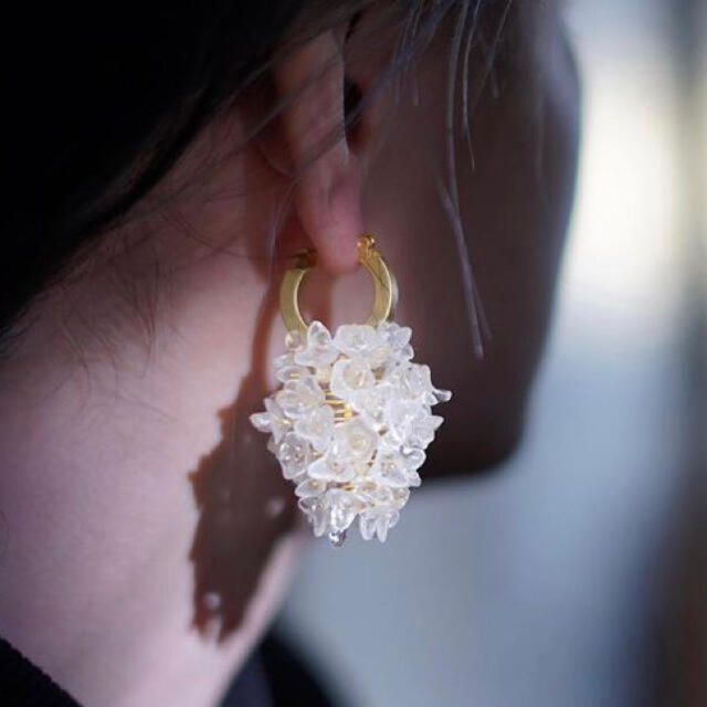 mame マメクロゴウチ Floral Bouquet Earrings