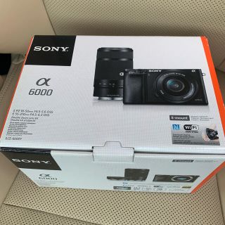 ソニー(SONY)の【新品未使用】SONY ミラーレス一眼α6000ダブルズームレンズキットシルバー(ミラーレス一眼)