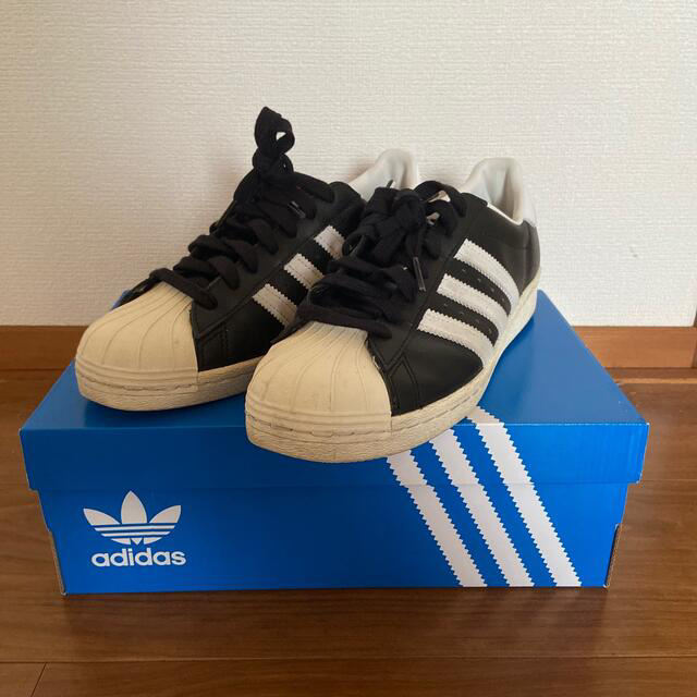 adidas スニーカー