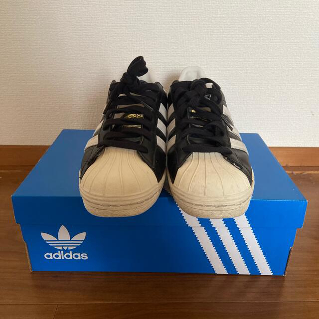 adidas スニーカー