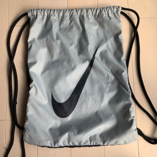 ナイキ(NIKE)のNIKE ナイキ ナップサック（表黒、裏グレー）(バッグパック/リュック)