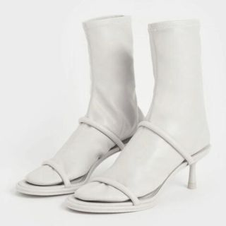 チャールズアンドキース(Charles and Keith)のCharles&Keith ルシルスティレットカーフブーツ  ホワイトエクリュ(ブーツ)