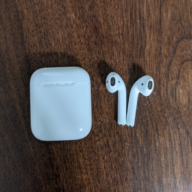 Apple(アップル)のAir pods 第二世代　中古 スマホ/家電/カメラのオーディオ機器(ヘッドフォン/イヤフォン)の商品写真