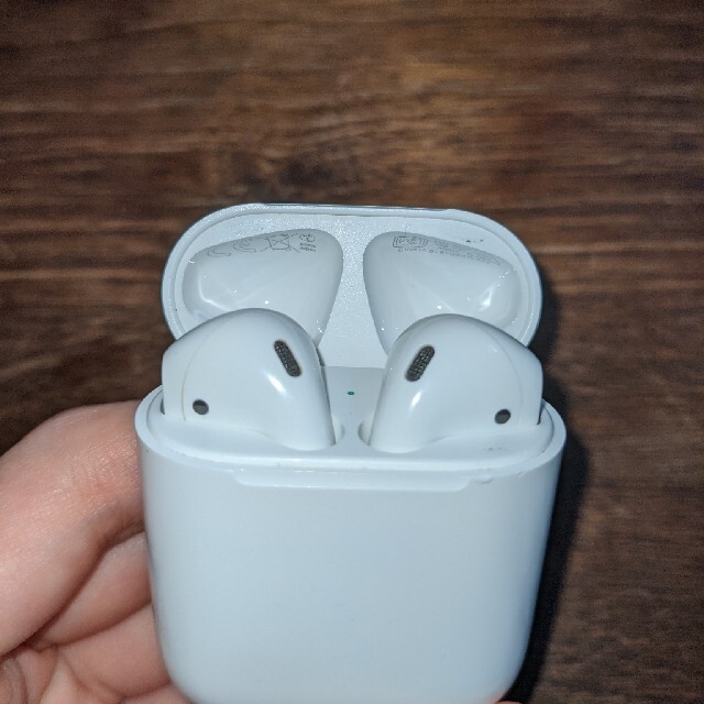 Apple(アップル)のAir pods 第二世代　中古 スマホ/家電/カメラのオーディオ機器(ヘッドフォン/イヤフォン)の商品写真