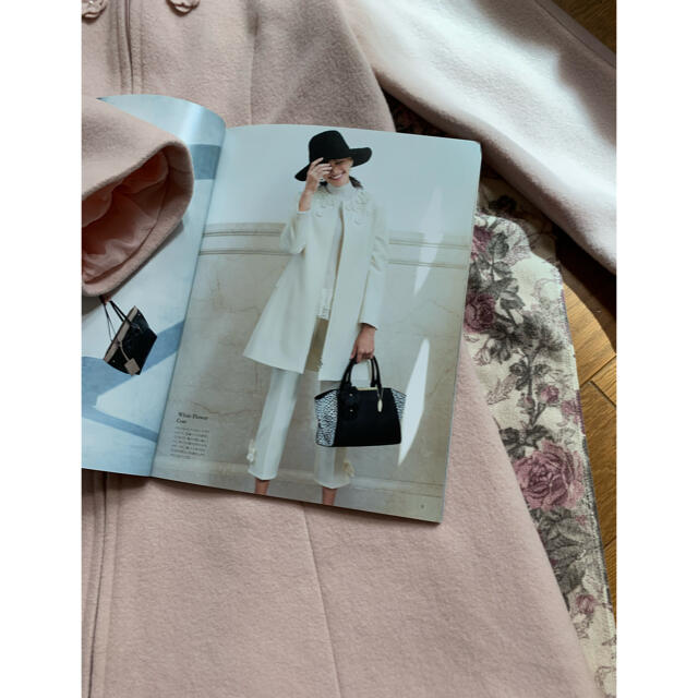 M'S GRACY(エムズグレイシー)のエムズグレイシーカタログ搭載お色違いフラワーノーカラーコート❣️ レディースのジャケット/アウター(ロングコート)の商品写真