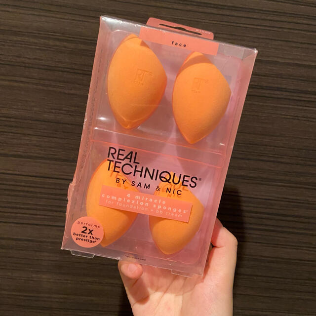 Real Techniques(リアルテクニクス)のRealTechniquesメイクスポンジパフ4個入り（新バージョン） コスメ/美容のメイク道具/ケアグッズ(パフ・スポンジ)の商品写真