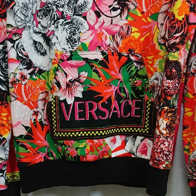 VERSACE(ヴェルサーチ)のアート、フラワー   フードパーカー メンズのトップス(パーカー)の商品写真