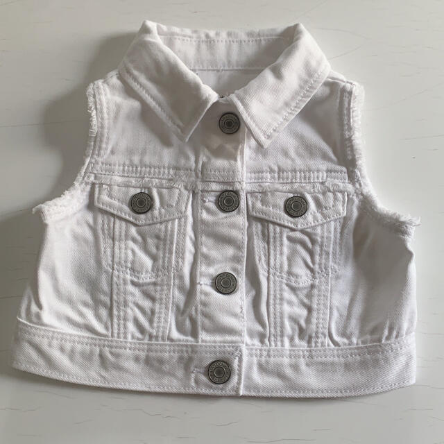 babyGAP(ベビーギャップ)のbaby GAP  ホワイトデニムジャケット　Gジャン キッズ/ベビー/マタニティのベビー服(~85cm)(タンクトップ/キャミソール)の商品写真